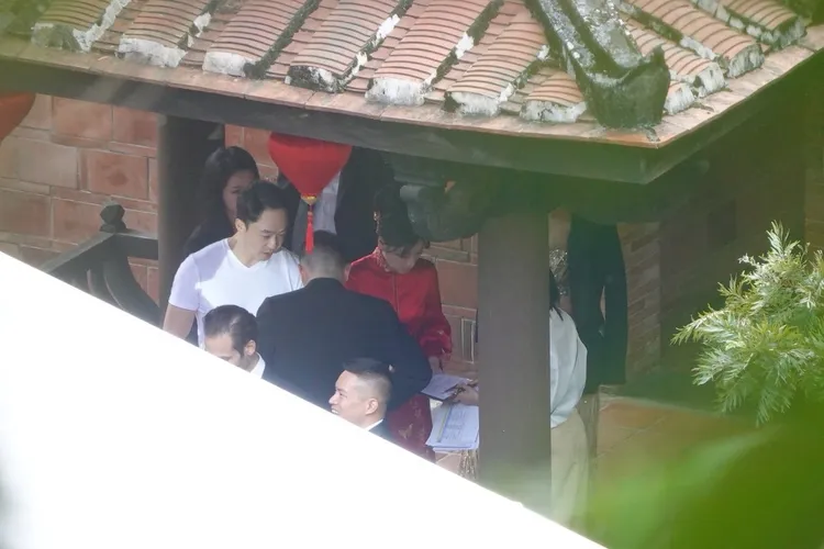 薄瓜瓜夫妻倆在現場與工作人員確認流程。特勤中心攝