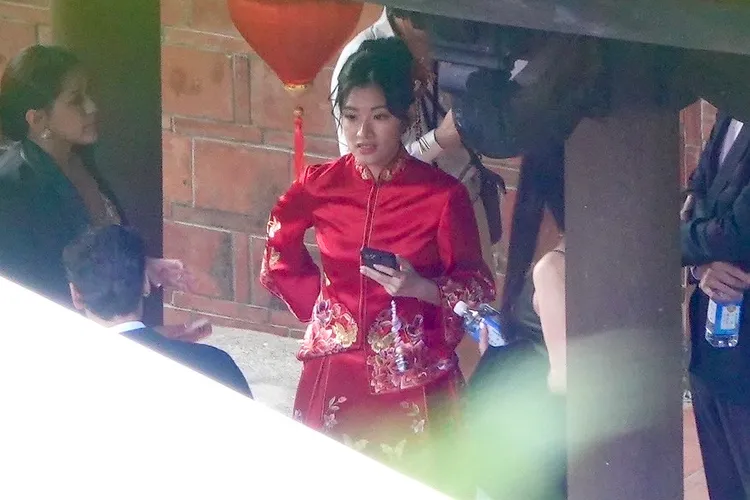 新娘許慧瑜身穿紅色旗袍，身材姣好。特勤中心攝