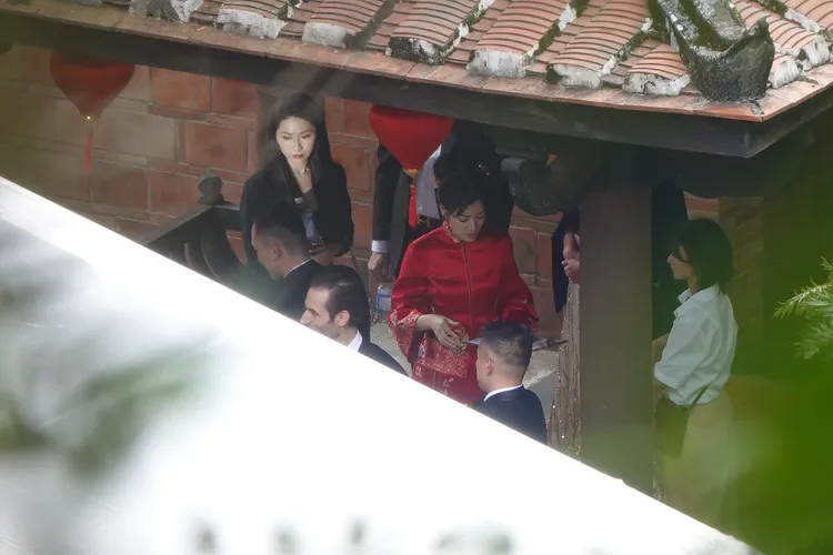 許慧瑜身穿紅旗袍，張羅現場。特勤中心攝