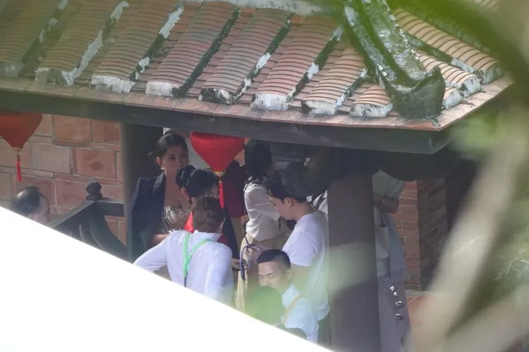 伴郎們穿著綠色及黃色的吊帶，似乎在準備為婚禮做表演。特勤中心攝