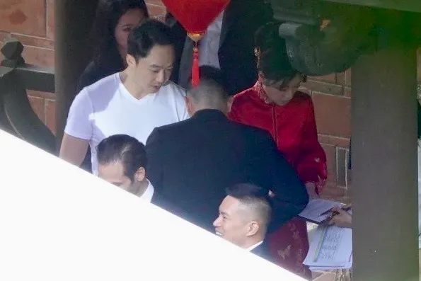 薄瓜瓜和新娘一起看流程表。特勤中心攝