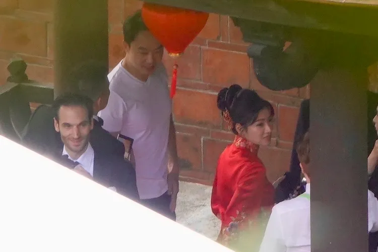 薄瓜瓜（左）和許慧瑜一起做婚禮最後確認。特勤中心攝