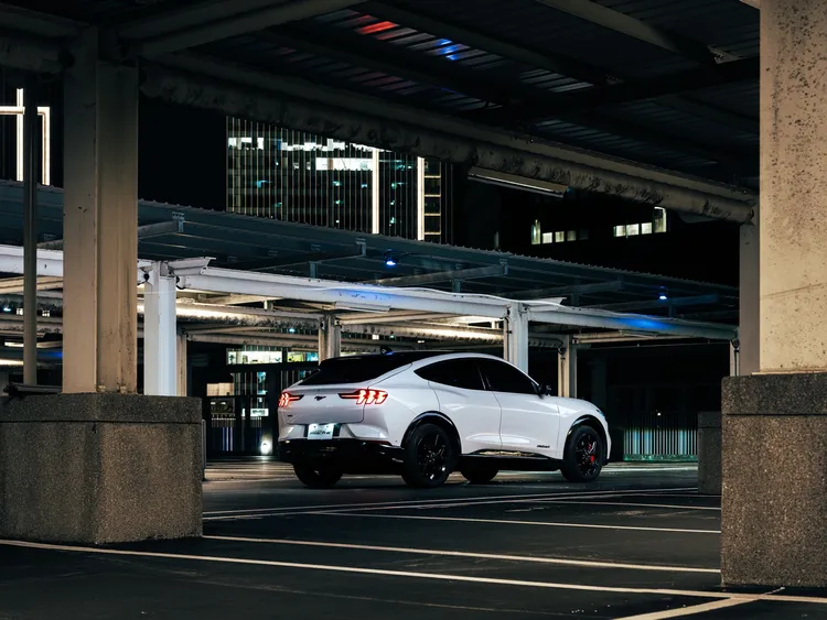 Ford Mustang Mach-E在外觀上透過流暢且充滿力量感的車身曲線設計，並透過經典元素堆疊。業者提供