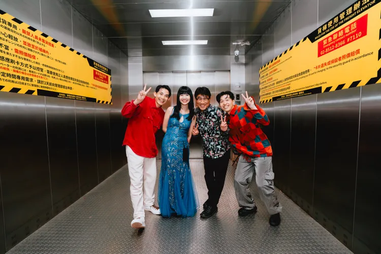 大象體操跟東京事變貝斯手亀田誠治（右2）合照。合作藝文提供