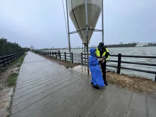颱風天出門狀況多！　桃警風雨中尋獲迷途老婦、埤塘散心女