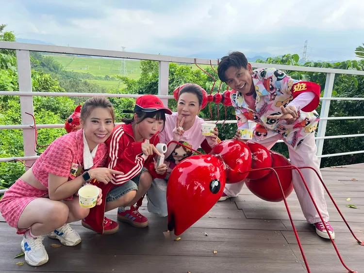 阿翔（左起）、楊繡惠、籃籃和陳怡婷邊錄邊玩。民視提供