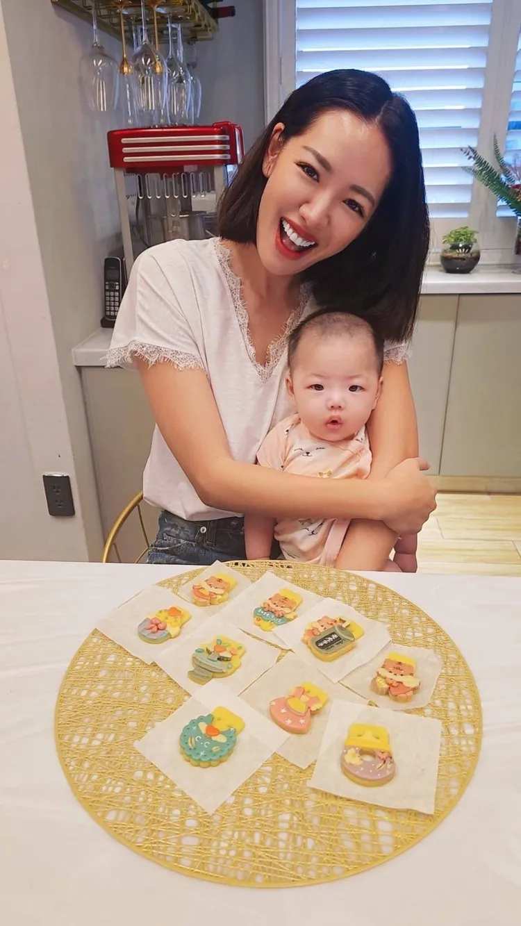 劉伊心為第3胎舉辦溫馨收涎儀式，親手製作精緻餅乾，展現母愛。本人提供