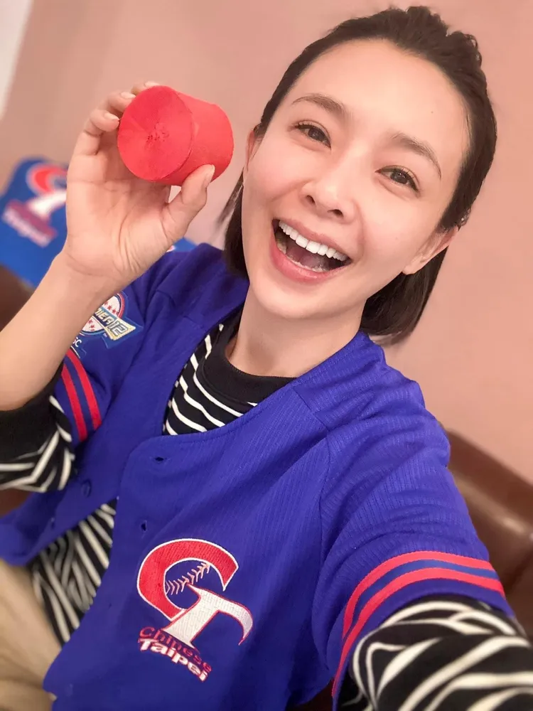 吳婉君一同分享奪冠喜悅。民視提供