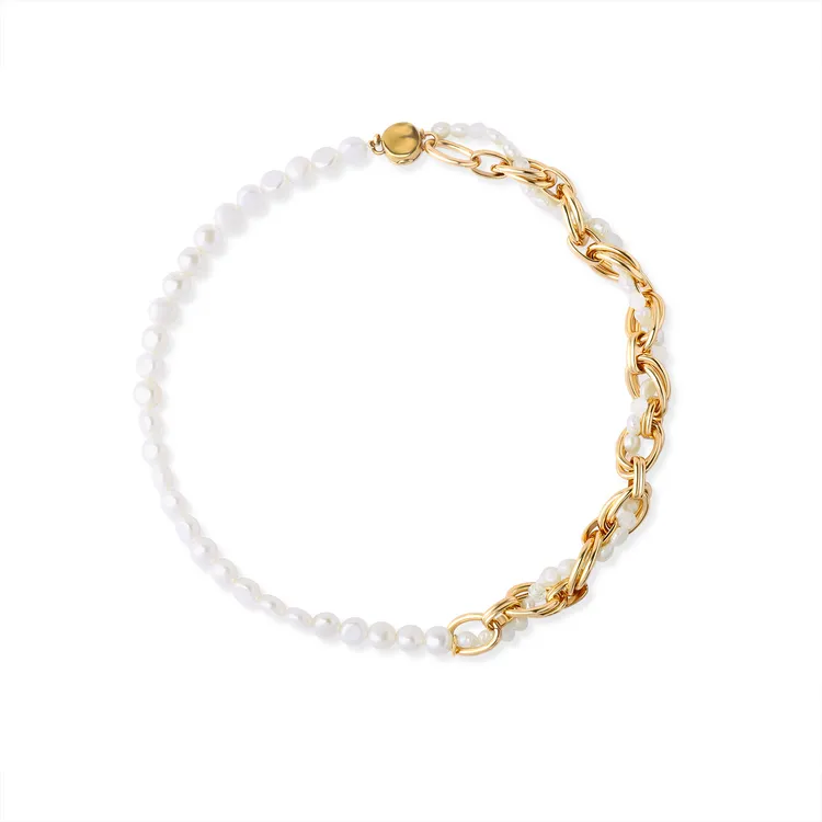 Embrace金黃色的珍珠月光石磁吸短鏈手鍊，4980元。品牌提供