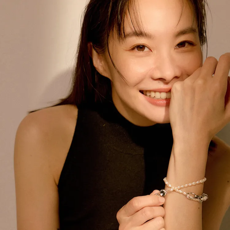 鄭宜農示範聯名首飾作品。品牌提供