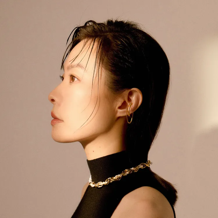 鄭宜農示範聯名首飾作品。品牌提供