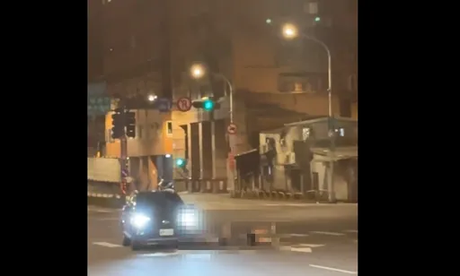 醉女酒後失控馬路飛撲險遭車輾爆頭 警帶回保護管束強制送醫