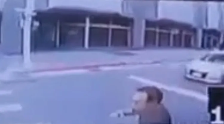 行人遭撞上瞬間。翻攝畫面