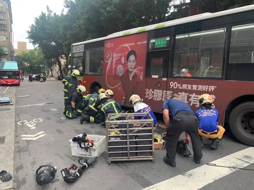 撞擊畫面曝光！北市2公車「這原因」追撞釀15傷1死　無辜女行人捲車底亡