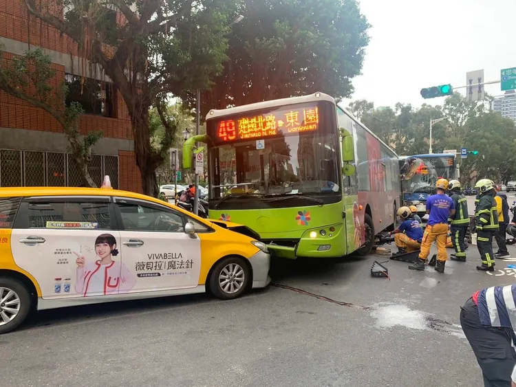 2巴士追撞，波及對向停等紅燈的計程車。警方提供