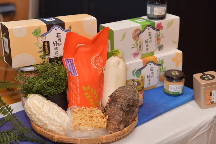 2024客家大地餐桌記者會，現場展示出客庄地區新鮮食材與客家醬料。翻攝畫面
