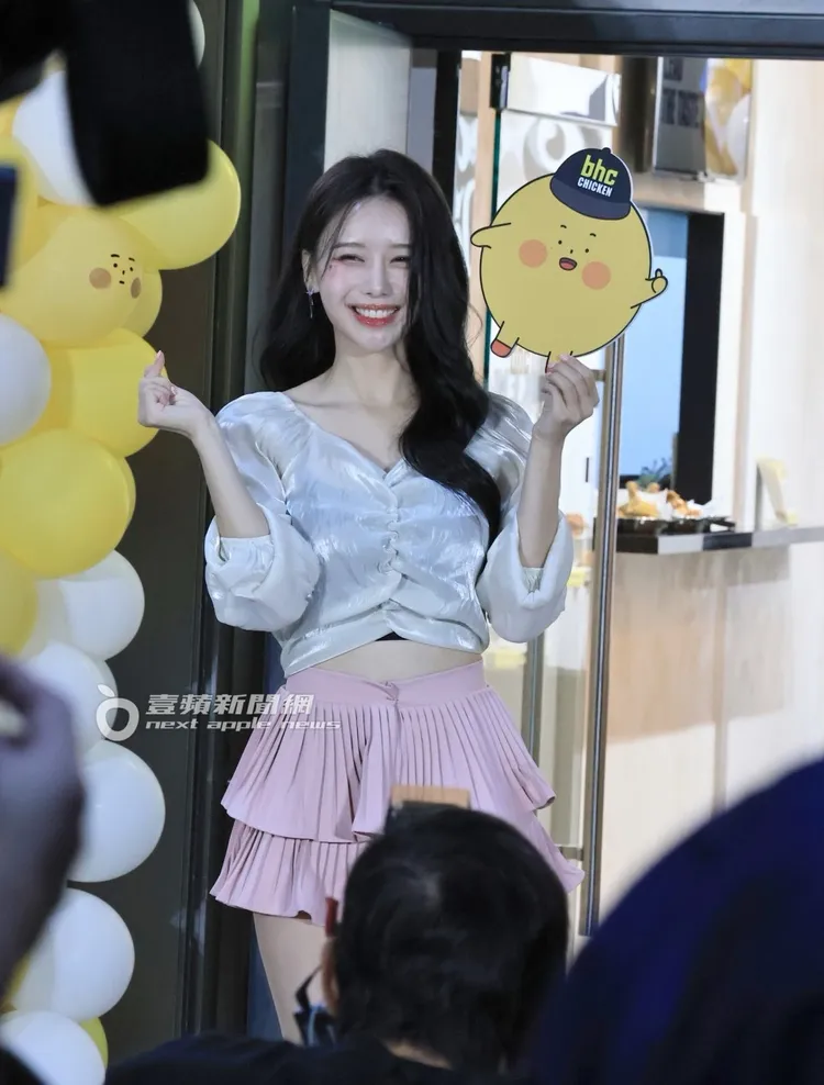 李雅英出席韓式炸雞店開幕活動，露出招牌微笑。特勤中心攝