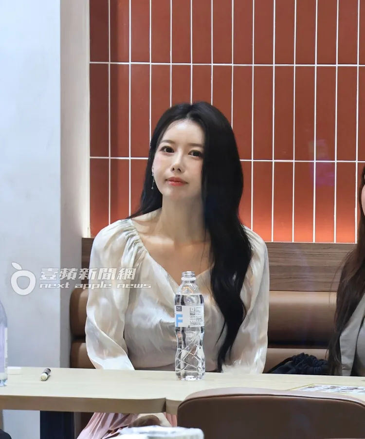 活動告一段落，李雅英坐在用餐區休息。特勤中心攝