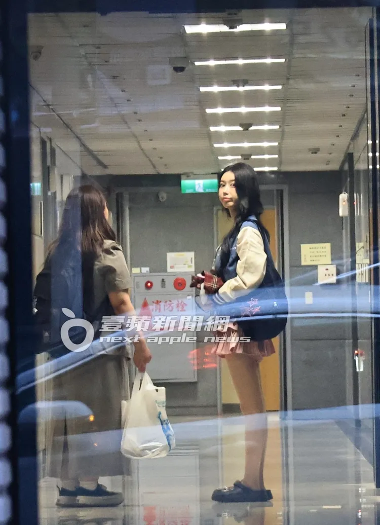 李雅英（右）在商辦大樓等電梯上樓，來台工作行程滿檔。特勤中心攝