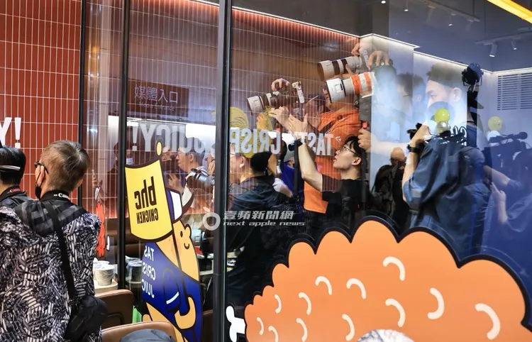 當天現場聚集了近50名粉絲，拿著長鏡頭拍李雅英。特勤中心攝