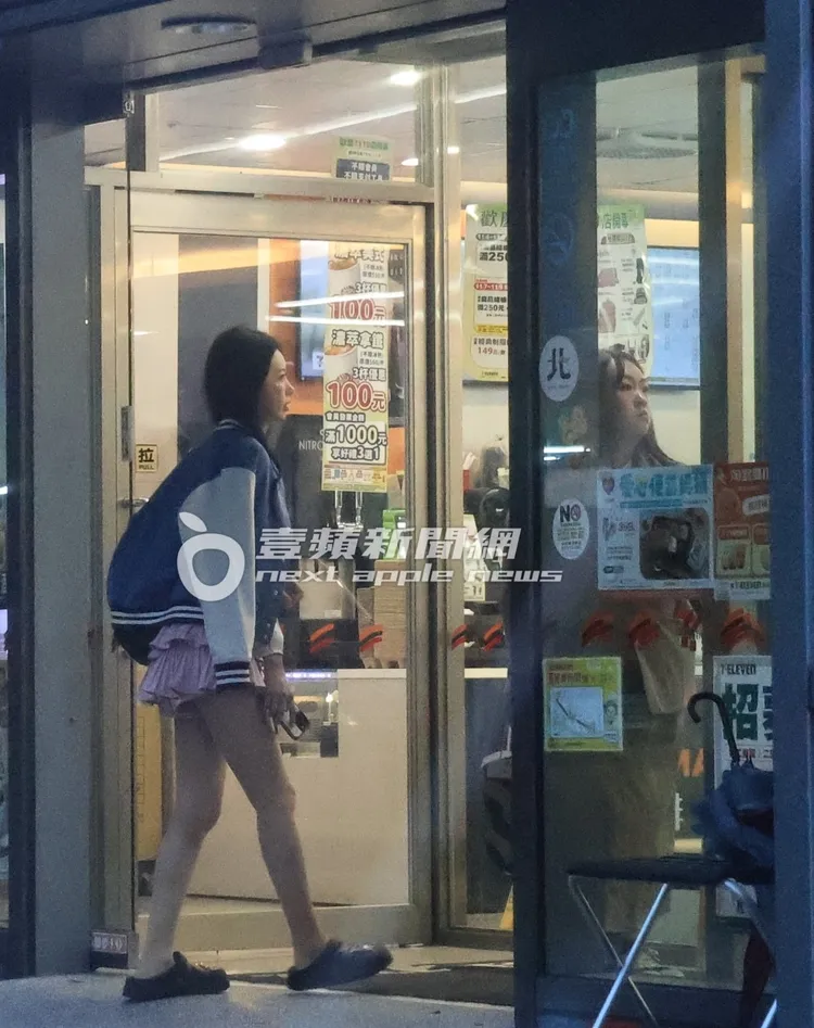 李雅英的晚安選擇在超商覓食果腹。特勤中心攝