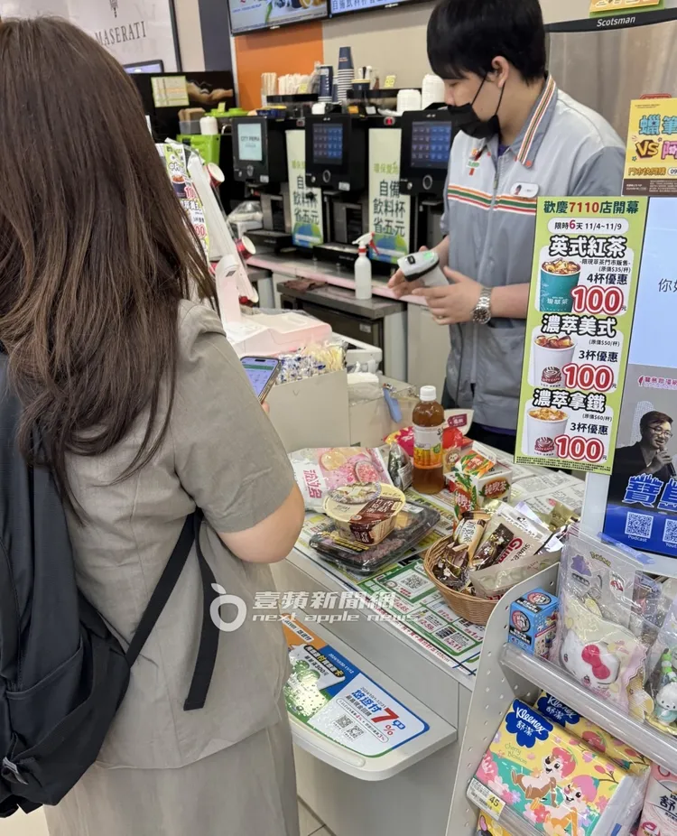 李雅英挑選雞肉御飯糰、蘋果、厚起司蛋熱壓吐司、玫瑰鹽波的多、極細Pocky等晚餐。特勤中心攝