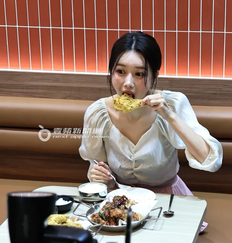 李雅英拿起炸雞享用，供現場粉絲拍照。特勤中心攝