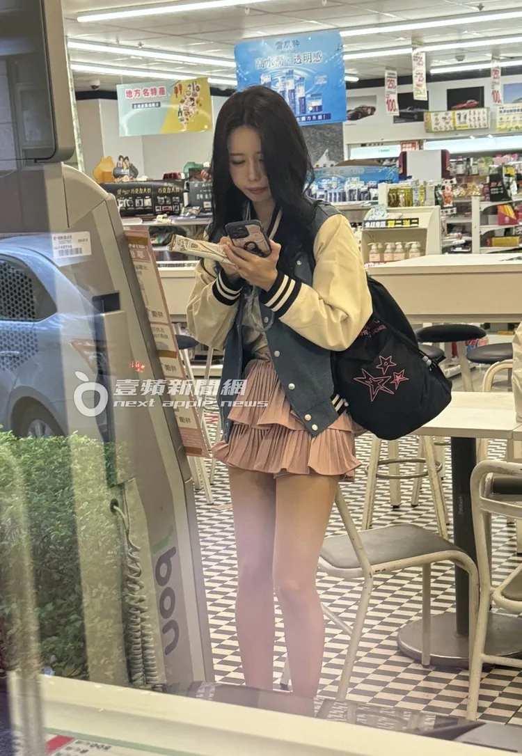 李雅英亮麗的外型吸引不少路人的眼光。特勤中心攝