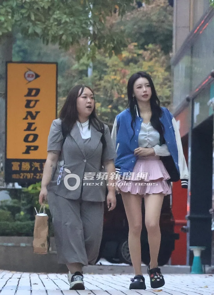 繼續上工前，李雅英（右）與助理在附近找吃的。特勤中心攝