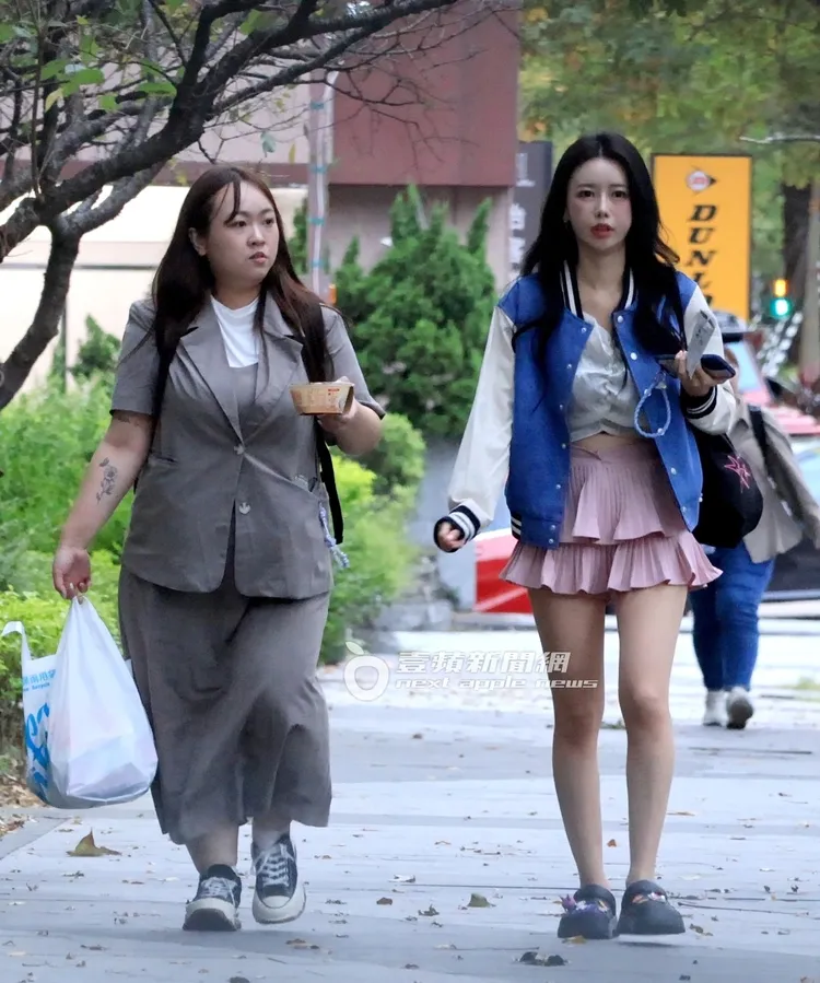 助理幫提一大袋晚餐和零食，跟李雅英走到附近的浪Live直播公司。特勤中心攝