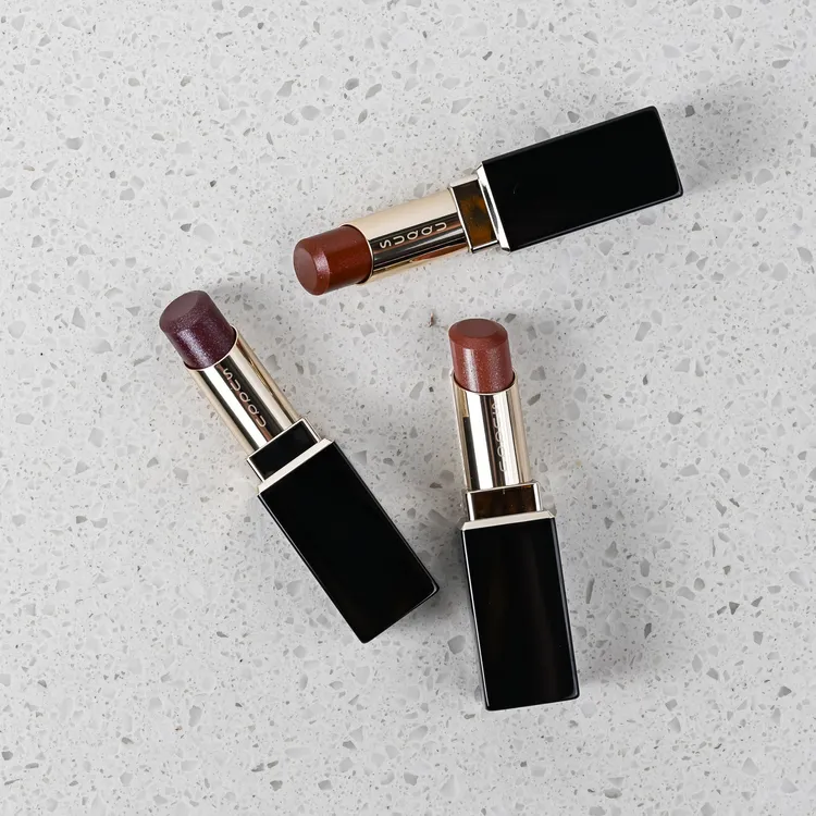 晶采潤艷唇膏，各2050元（蕊芯1700元、殼350元）。品牌提供