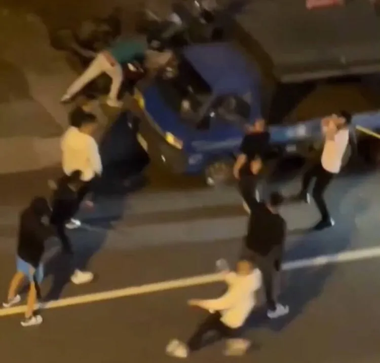 惡煞狠砸15車，其中12部車都是無辜民眾停放，慘遭波及。民眾提供