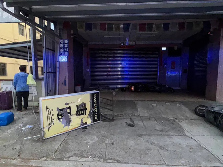 車行疑似與對方有財務糾紛，慘遭對方「烙人」砸店。民眾提供