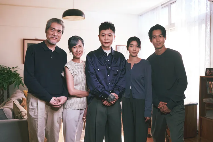 蕭秉治（中）新歌《我對你的愛沒有盡頭》歌詞真摯，甚至感動劇中飾演老奶奶（左2）女演員落淚。圖／相信音樂提供