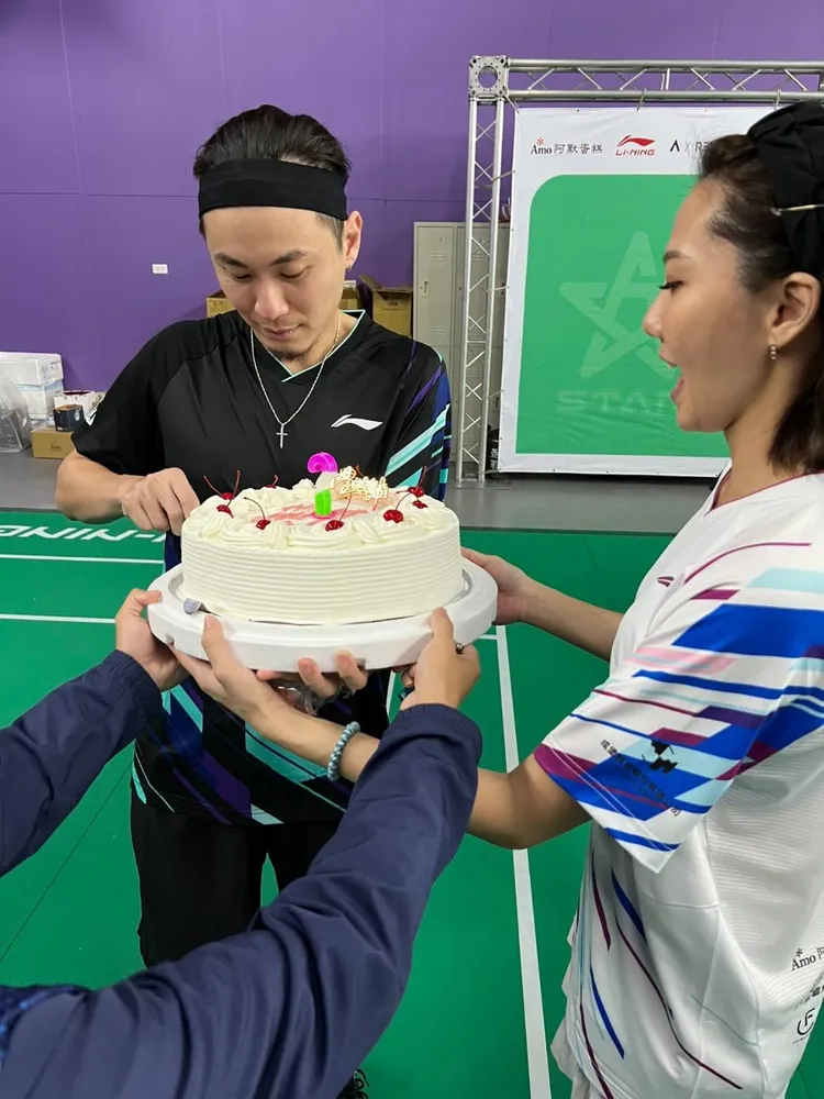 大牙端出蛋糕為老公慶生。傳軒提供