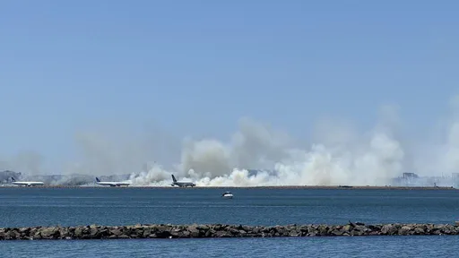 空中驚傳「爆炸巨響」！澳航客機引擎故障折返　雪梨機場冒大火