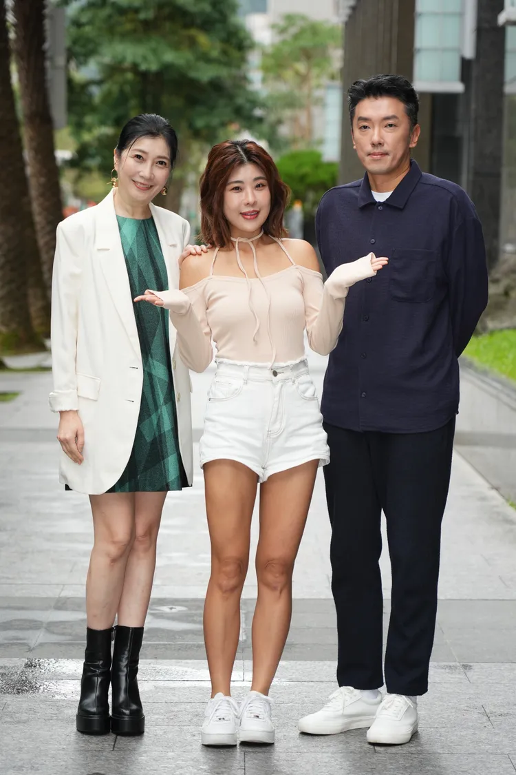 黃嘉千（左起）、木星和段鈞豪在《我的成長》，演出方志友的成長故事。彭欣偉攝