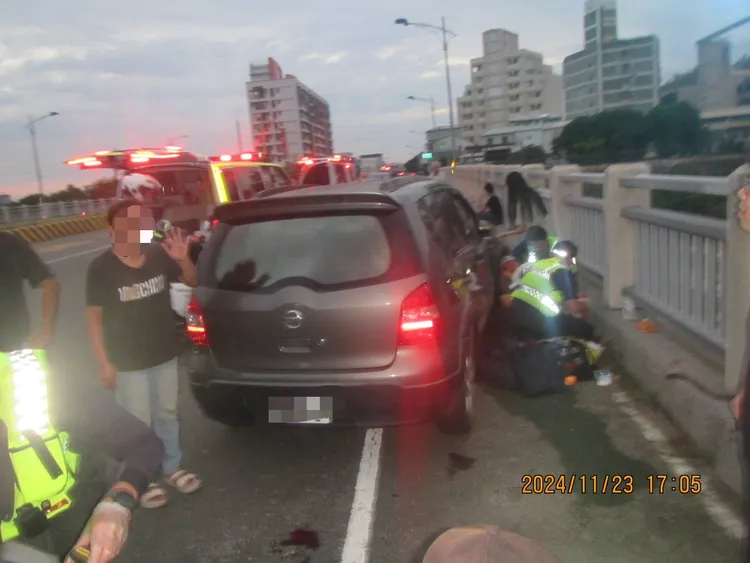 自小客不明原因偏移，碰撞行人，造成9人受傷送醫。翻攝畫面