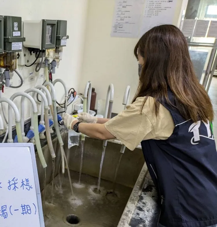 桃園市環保局派員稽查水質。環保局提供