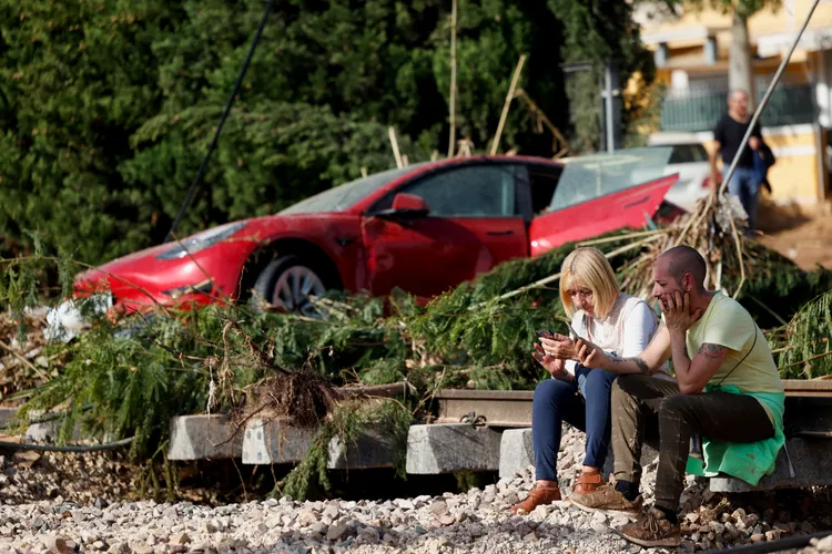 民眾的特斯拉電動車也因為洪水受損。路透