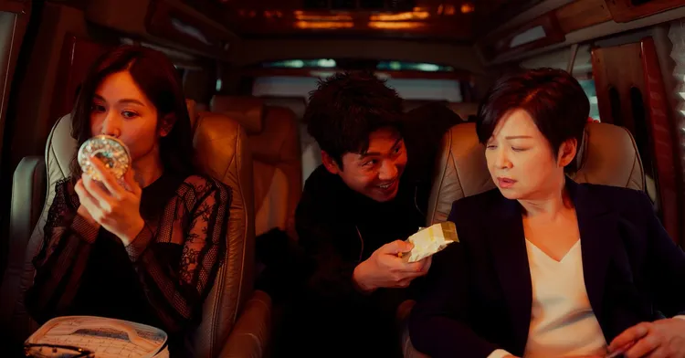 黃迪揚（中）戲裡像奴才般服侍著曾莞婷（左）、楊貴媚（右），有不少爆笑橋段。翻攝黃迪揚臉書