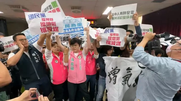 藍綠市議員互持標語對峙。民眾提供