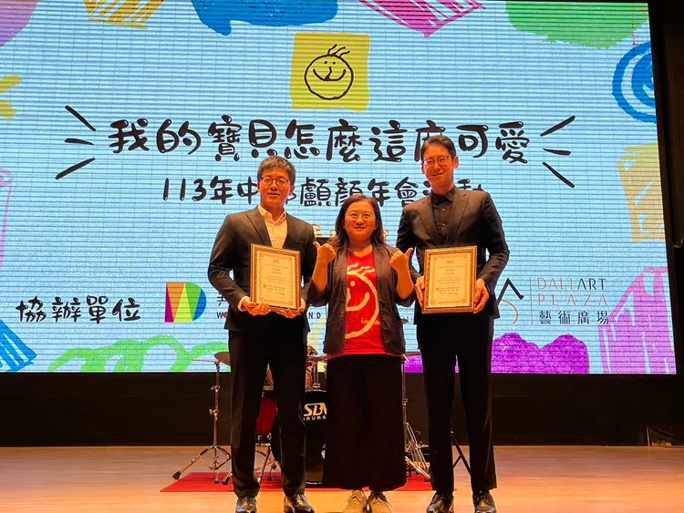 羅慧夫顱顏基金會執行長陳依伶(中)頒發感謝狀給中陽集團董事長張博鈞(右)。