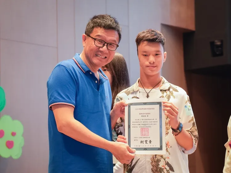 17歲的廖廷翰罹患「唇腭裂」和「小耳症」兩種先天性的顱顏缺陷。基金會提供