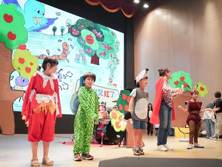 「小小說故事劇團」由一群經過語言治療的顱顏孩子所組成。基金會提供