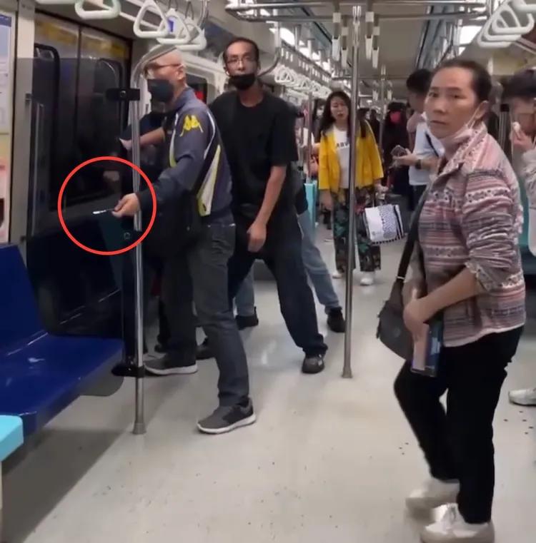 王女持刀於車廂內傷人，乘客們一擁而上壓制抓人，兇嫌還一直喊「放手」。翻攝畫面，