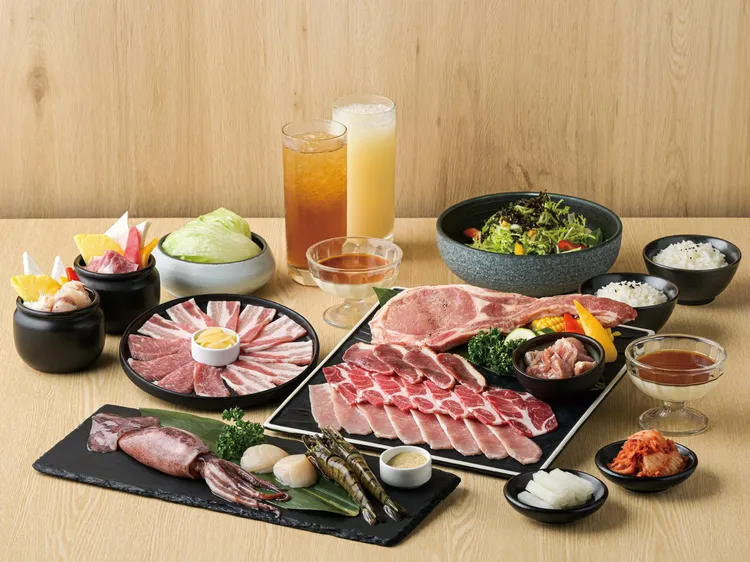 喜愛豬肉的饕客絕對不能錯過Oh my! 原燒「戰斧豬套餐」，1598 元即可獲得份量十足且充滿視覺衝擊的大塊戰斧豬排。業者提供