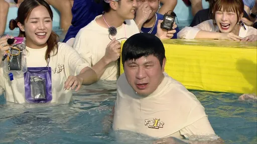 錄影急喊停!胡瓜對戰海龍蛙兵褲子差點掉下 「狼狽的栽入水中」可憐畫面曝光