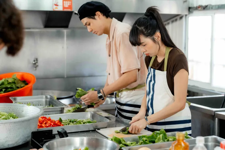 李玉璽（左起）、簡廷芮是小幫手。好看娛樂提供