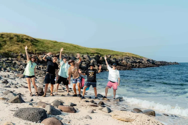 莎莎（左起）、郭泓志、李玉璽、姚元浩、乱彈阿翔、鹿希派等上演荒島求生記。好看娛樂提供